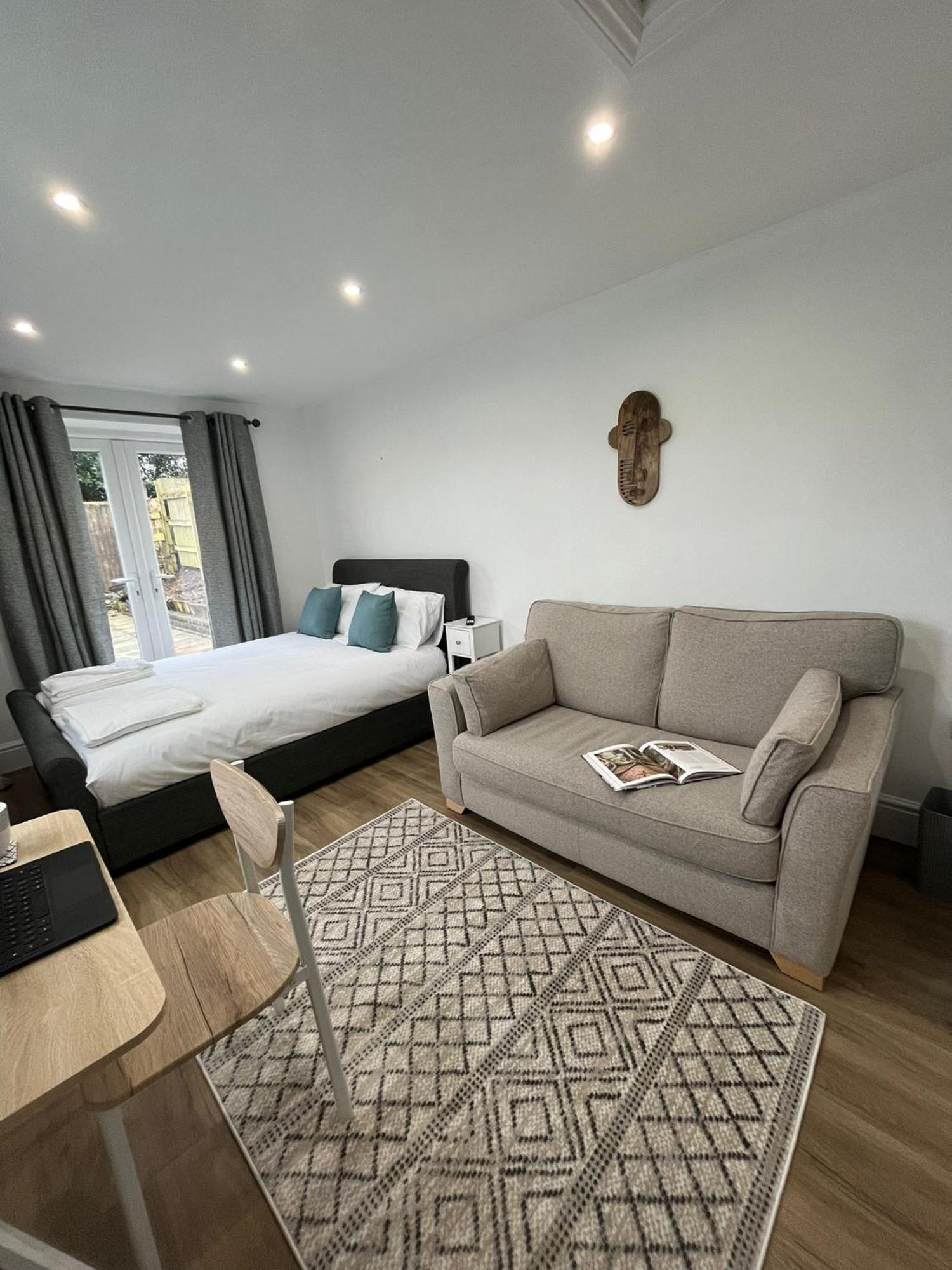 Swan Lake Lodge & Free Parking Cardiff Eksteriør bilde